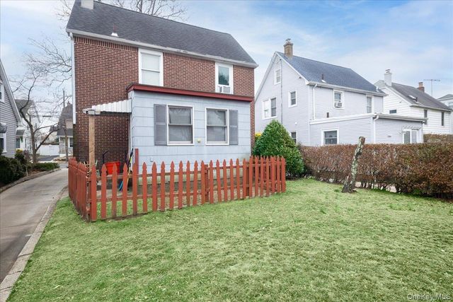 21 Cornell Street, Williston Park, NY 11596