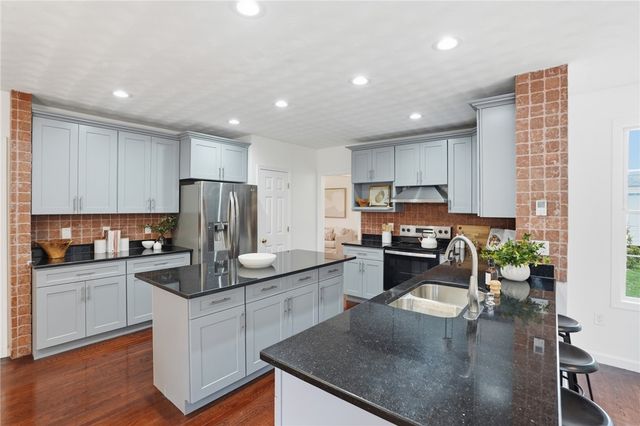 94 Castle Rocks Road, Warwick, RI 02886