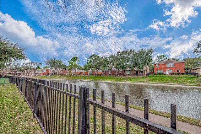 10327 Sablebrook Lane, Houston, TX 77095