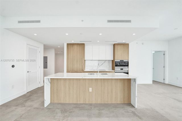 2411 Laguna Circle 2511, North Miami, FL 33181