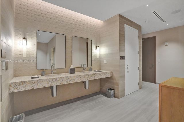 2411 Laguna Circle 2511, North Miami, FL 33181