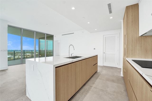 2411 Laguna Circle 2511, North Miami, FL 33181