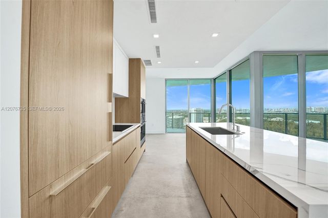2411 Laguna Circle 2511, North Miami, FL 33181