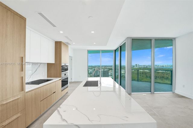 2411 Laguna Circle 2511, North Miami, FL 33181