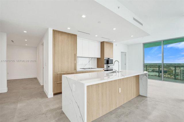 2411 Laguna Circle 2511, North Miami, FL 33181