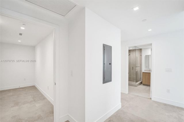 2411 Laguna Circle 2511, North Miami, FL 33181