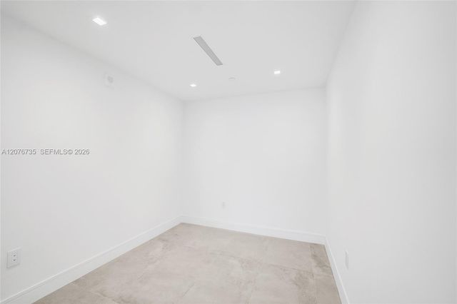 2411 Laguna Circle 2511, North Miami, FL 33181