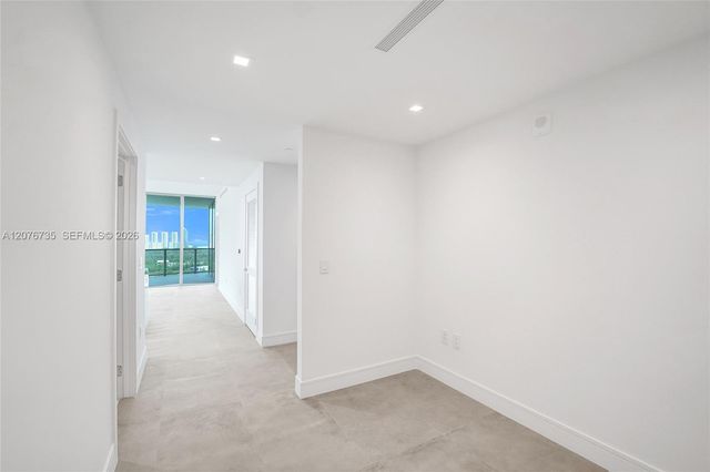 2411 Laguna Circle 2511, North Miami, FL 33181