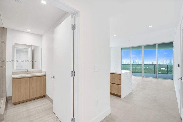 2411 Laguna Circle 2511, North Miami, FL 33181