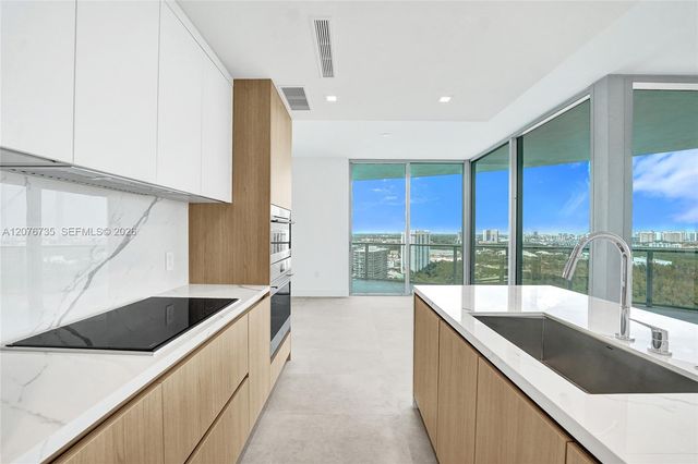 2411 Laguna Circle 2511, North Miami, FL 33181