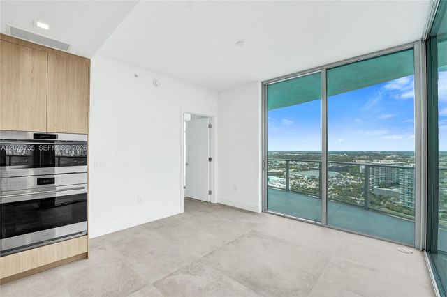 2411 Laguna Circle 2511, North Miami, FL 33181