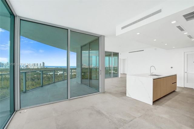 2411 Laguna Circle 2511, North Miami, FL 33181