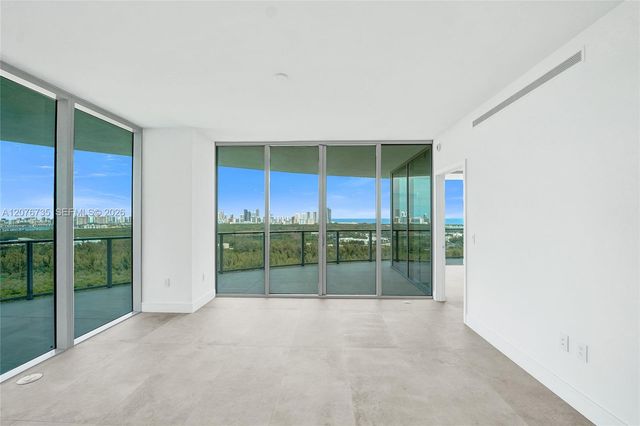 2411 Laguna Circle 2511, North Miami, FL 33181