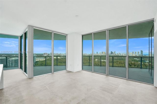 2411 Laguna Circle 2511, North Miami, FL 33181