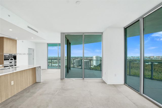 2411 Laguna Circle 2511, North Miami, FL 33181