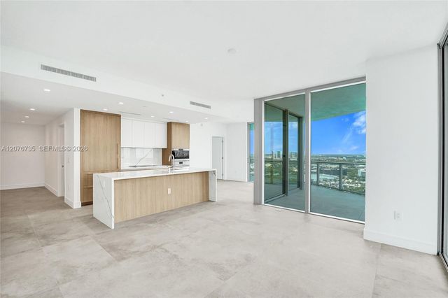 2411 Laguna Circle 2511, North Miami, FL 33181