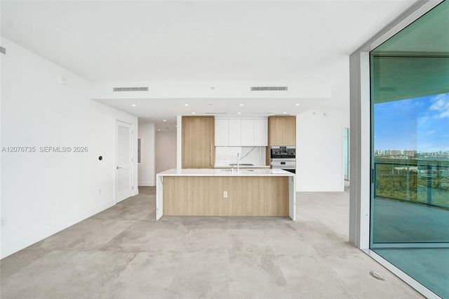 2411 Laguna Circle 2511, North Miami, FL 33181