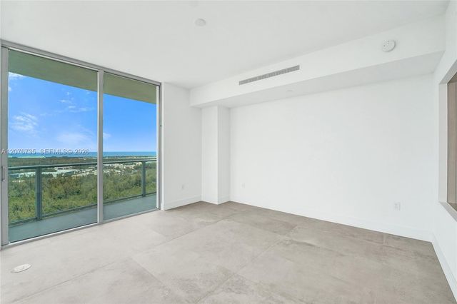 2411 Laguna Circle 2511, North Miami, FL 33181