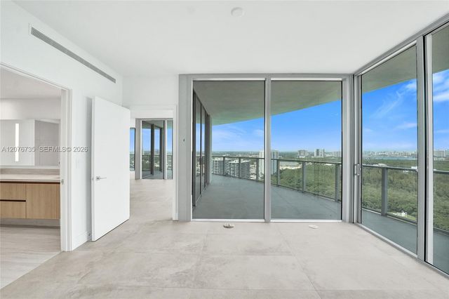 2411 Laguna Circle 2511, North Miami, FL 33181