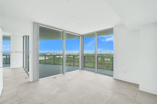2411 Laguna Circle 2511, North Miami, FL 33181
