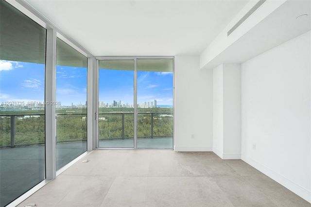 2411 Laguna Circle 2511, North Miami, FL 33181