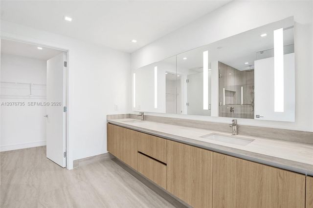 2411 Laguna Circle 2511, North Miami, FL 33181