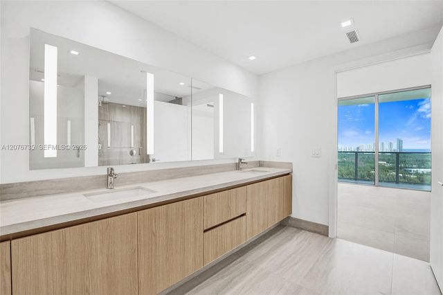 2411 Laguna Circle 2511, North Miami, FL 33181
