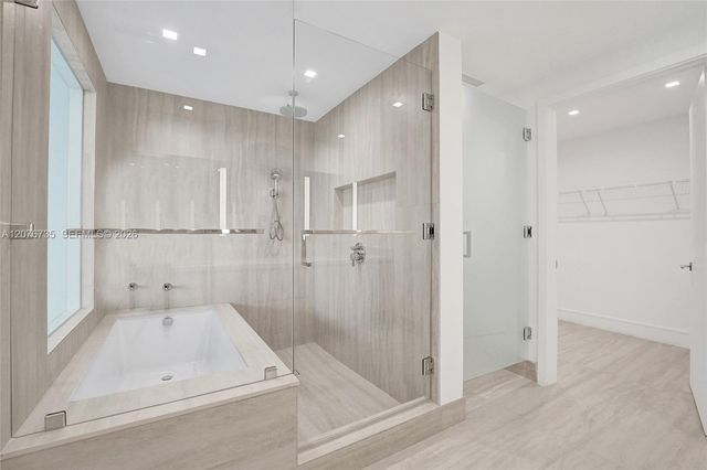 2411 Laguna Circle 2511, North Miami, FL 33181