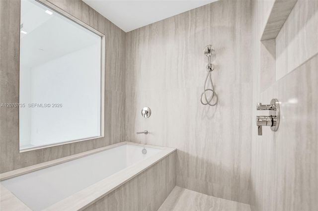 2411 Laguna Circle 2511, North Miami, FL 33181