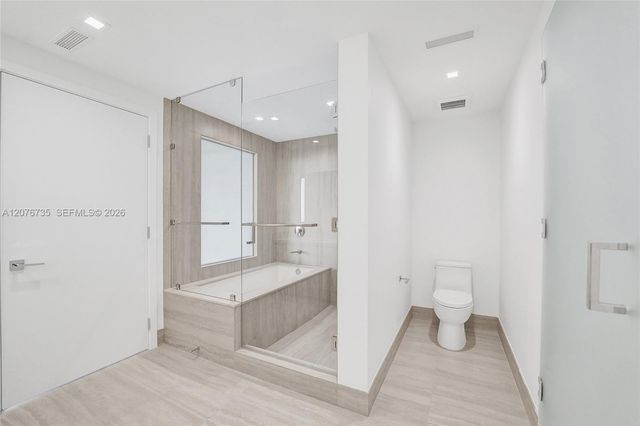 2411 Laguna Circle 2511, North Miami, FL 33181