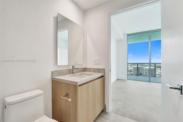 2411 Laguna Circle 2511, North Miami, FL 33181