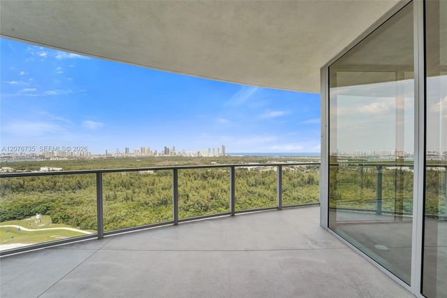 2411 Laguna Circle 2511, North Miami, FL 33181