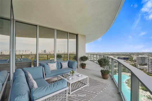 2411 Laguna Circle 2511, North Miami, FL 33181
