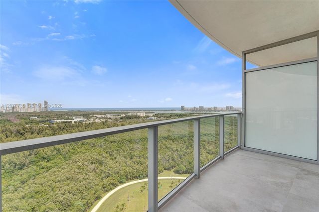 2411 Laguna Circle 2511, North Miami, FL 33181
