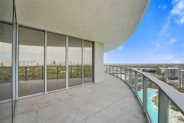 2411 Laguna Circle 2511, North Miami, FL 33181