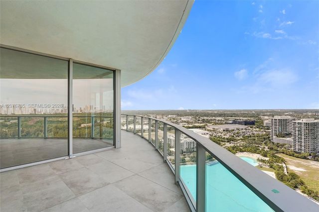2411 Laguna Circle 2511, North Miami, FL 33181