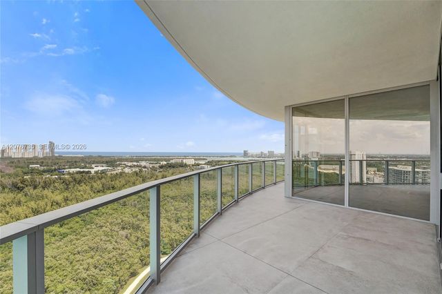 2411 Laguna Circle 2511, North Miami, FL 33181