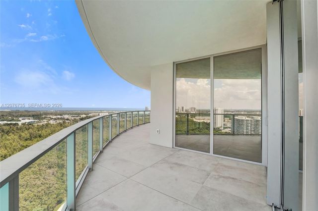 2411 Laguna Circle 2511, North Miami, FL 33181