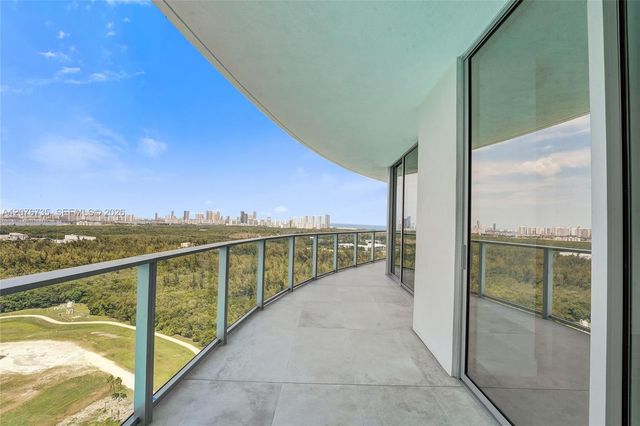 2411 Laguna Circle 2511, North Miami, FL 33181