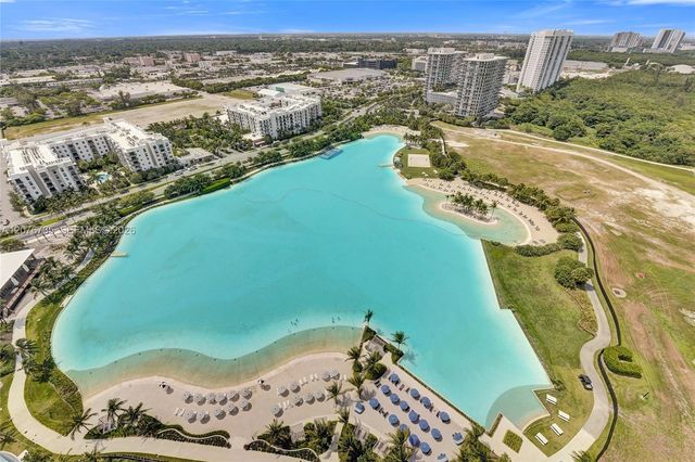 2411 Laguna Circle 2511, North Miami, FL 33181