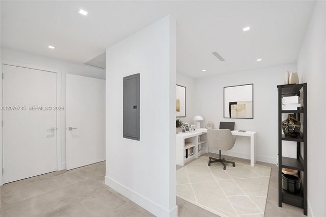 2411 Laguna Circle 2511, North Miami, FL 33181