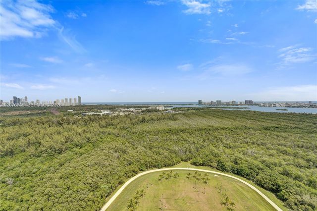 2411 Laguna Circle 2511, North Miami, FL 33181