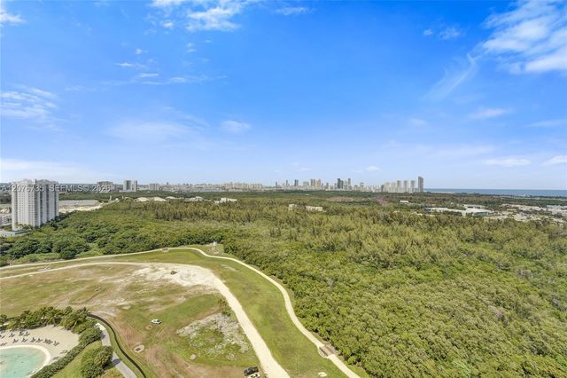 2411 Laguna Circle 2511, North Miami, FL 33181