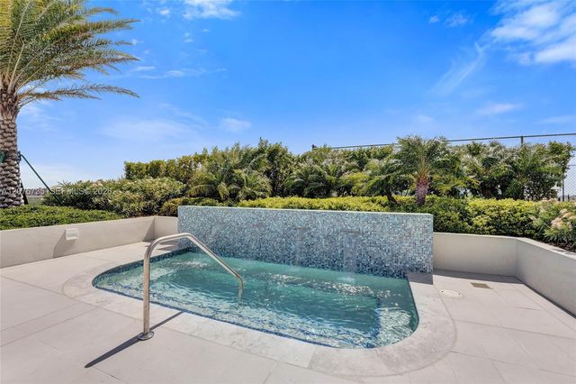2411 Laguna Circle 2511, North Miami, FL 33181