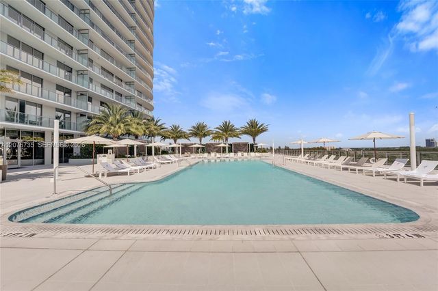 2411 Laguna Circle 2511, North Miami, FL 33181