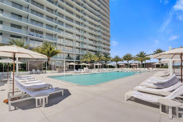 2411 Laguna Circle 2511, North Miami, FL 33181