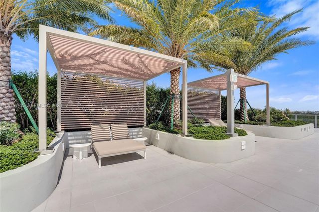 2411 Laguna Circle 2511, North Miami, FL 33181