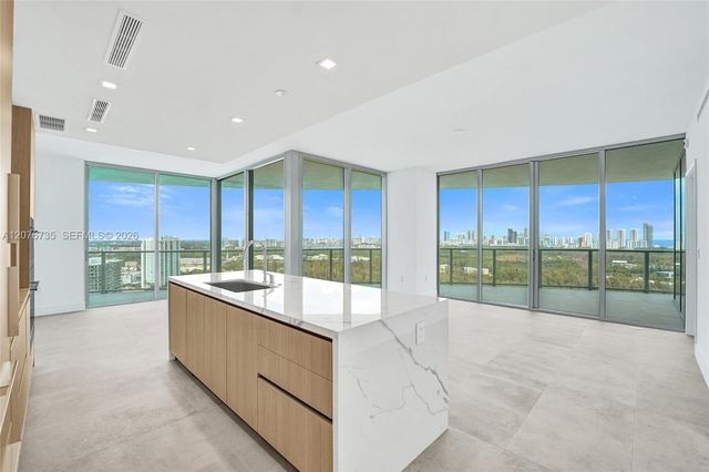 2411 Laguna Circle 2511, North Miami, FL 33181