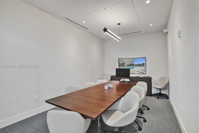2411 Laguna Circle 2511, North Miami, FL 33181