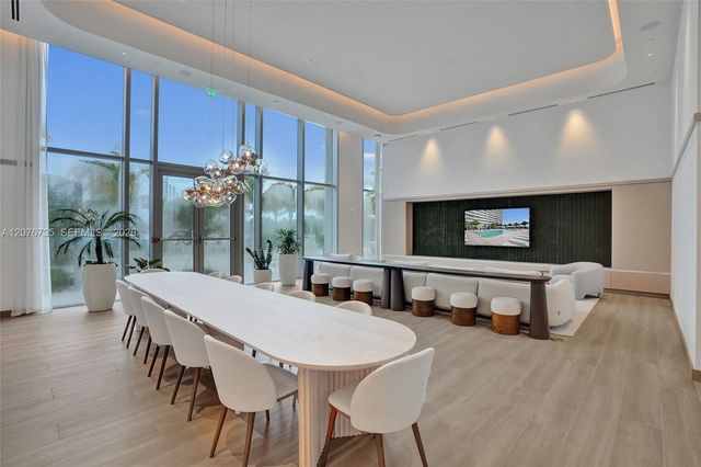 2411 Laguna Circle 2511, North Miami, FL 33181